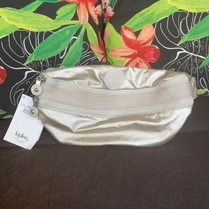 🆕 Kipling Fanny Pack in Cloud Grey Metallic